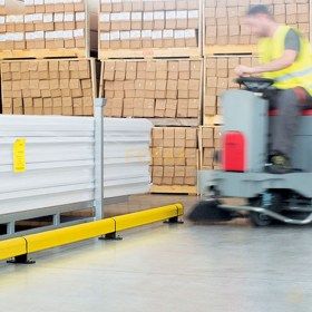 Guía el tráfico de vehículos e impide que accedan a zonas protegidas