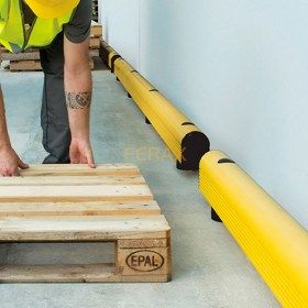 Rodapié de protección contra choques producidos a baja altura