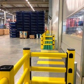 Controla y dirige el tránsito peatonal hacia zonas de paso seguro